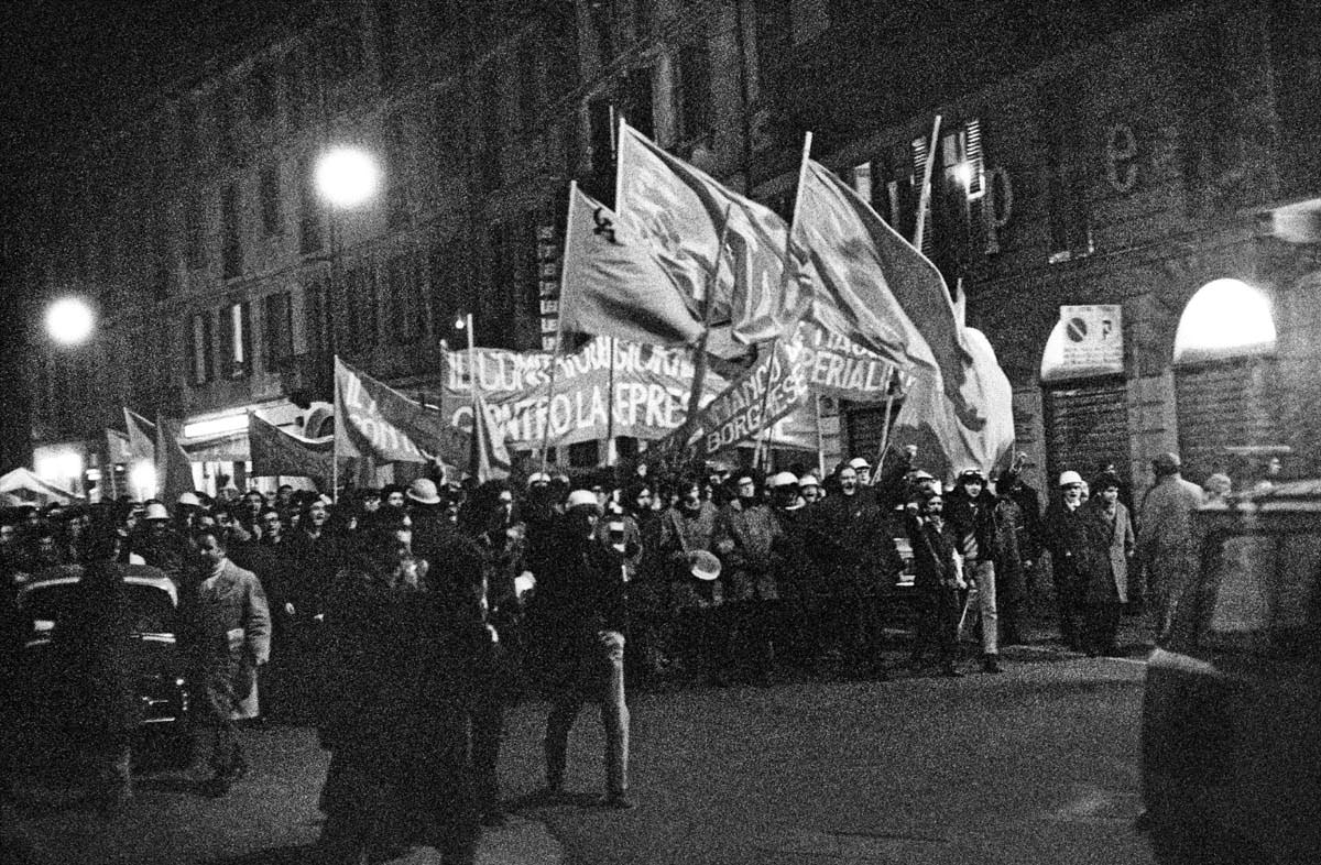 MANIFESTAZIONE DEL MOVIMENTO STUDENTESCO CON LA PARTECIPAZIONE DEL COMITATO DEI GIORNALISTI DEMOCRATICI IN PIAZZA SANTO STEFANO, MILANO, 20 GENNAIO 1970.