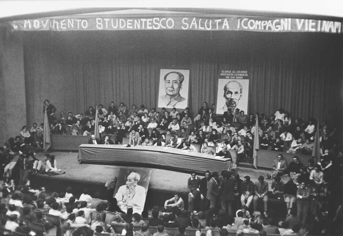 ASSEMBLEA ALL’UNIVERSITÀ STATALE IN SOSTEGNO AL POPOLO VIETNAMITA, MILANO, OTTOBRE 1969.