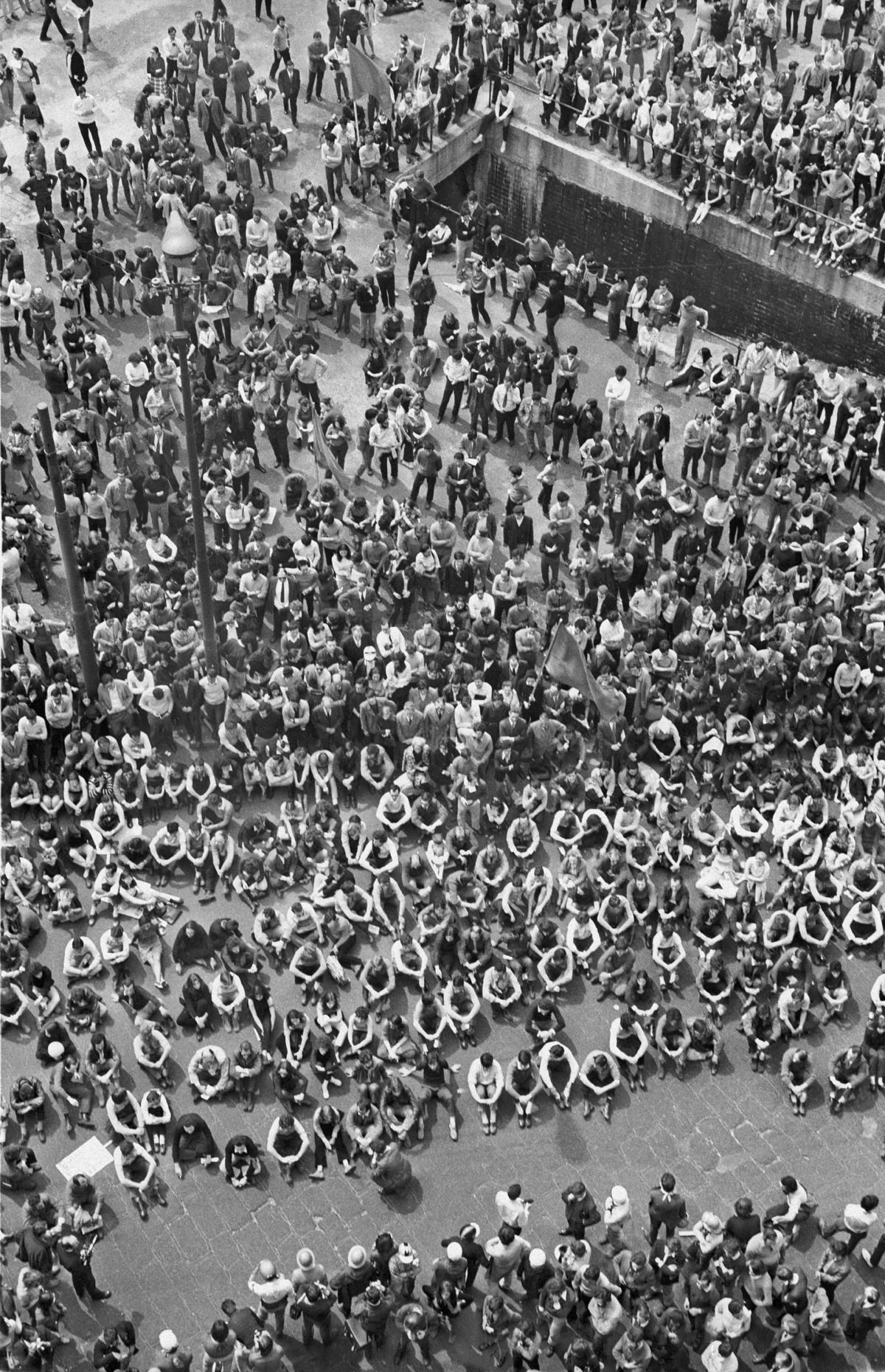 SIT-IN DEL MOVIMENTO STUDENTESCO IN PIAZZALE LORETO, MILANO, I MAGGIO 1970.