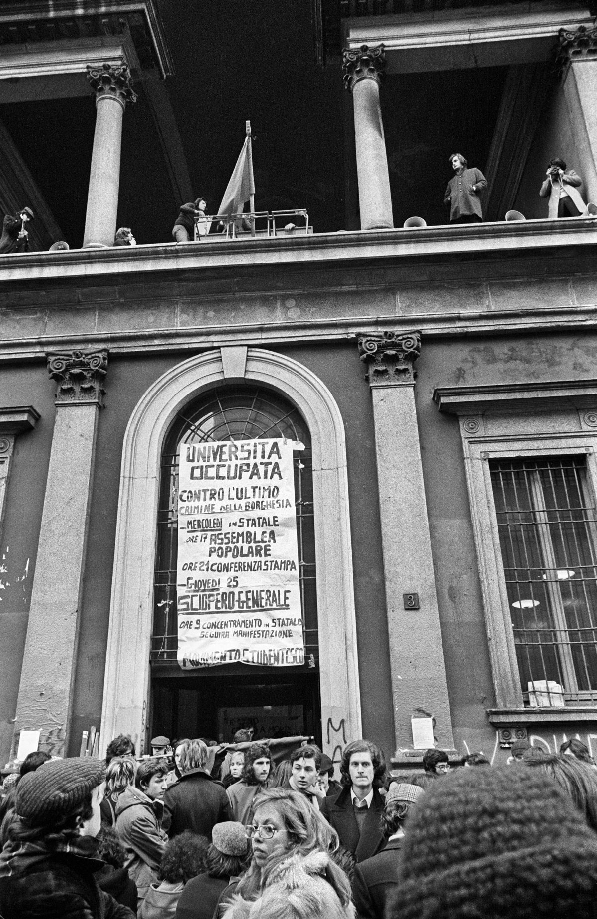 L’UNIVERSITÀ STATALE DURANTE L’OCCUPAZIONE STUDENTESCA, MILANO, 1973.