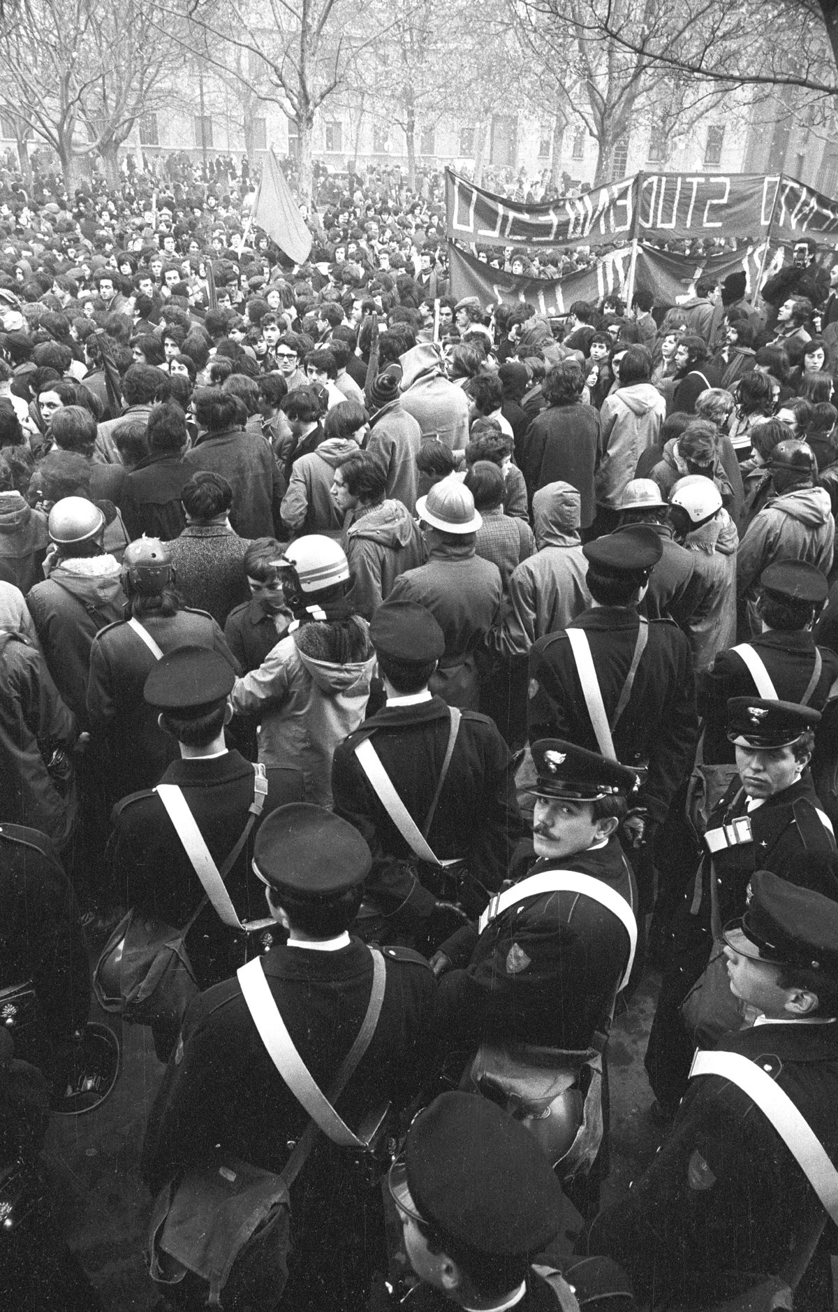 STUDENTI IN ASSEMBLEA DAVANTI ALL’ISTITUTO TECNICO INDUSTRIALE FELTRINELLI, MILANO, 18 GENNAIO 1971.