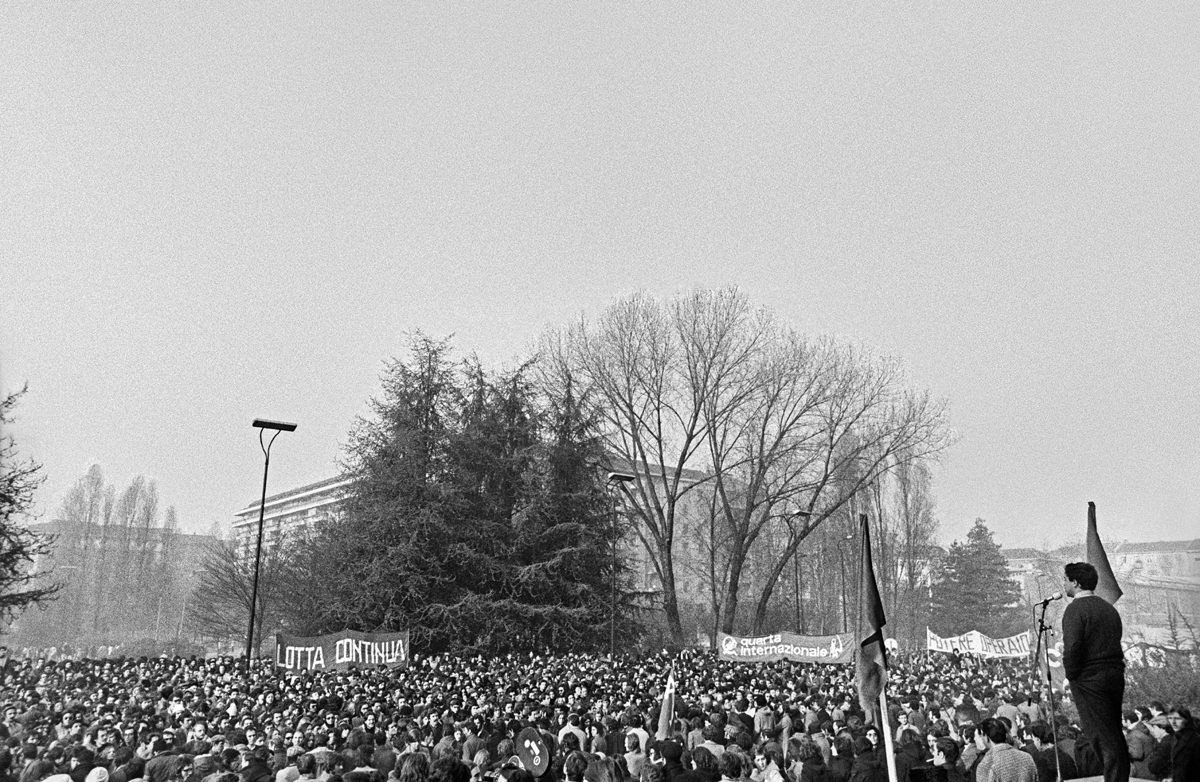 MANIFESTAZIONE DELLA SINISTRA EXTRAPARLAMENTARE IN PIAZZA LEONARDO DA VINCI, DAVANTI AL POLITECNICO, MILANO, 12 DICEMBRE 1971.