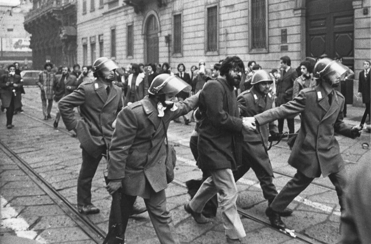 INCIDENTI IN VIA CUSANI DURANTE UNA MANIFESTAZIONE DELLA SINISTRA EXTRAPARLAMENTARE, MILANO, 11 MARZO 1972.