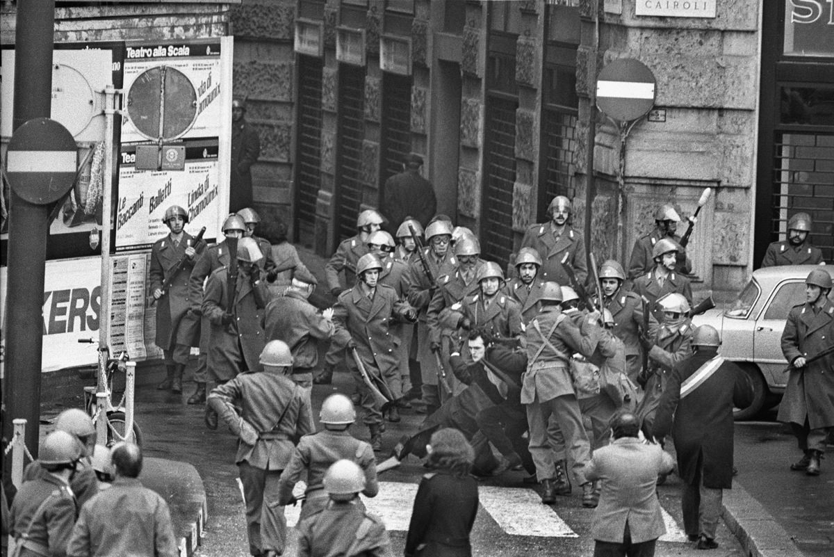 INCIDENTI IN LARGO CAIROLI DURANTE UNA MANIFESTAZIONE DELLA SINISTRA EXTRAPARLAMENTARE, MILANO, 11 MARZO 1972.