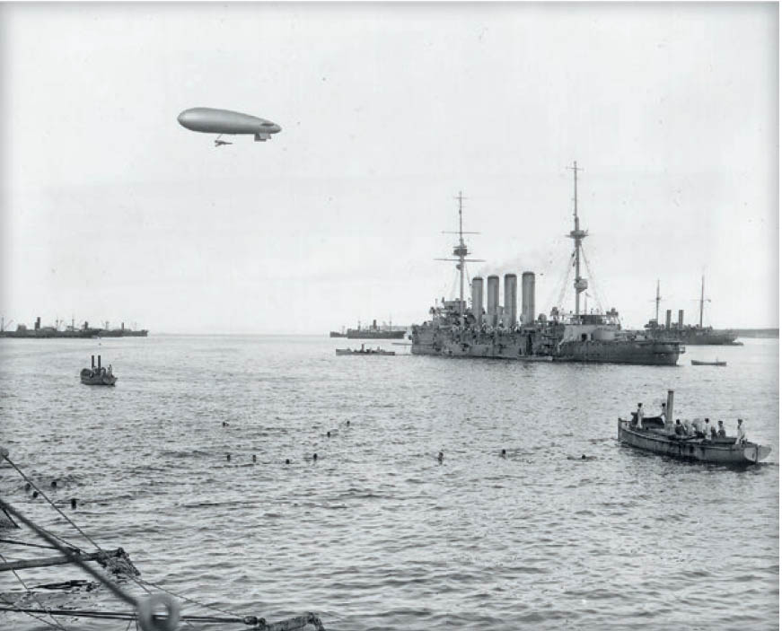 Figura 2.6 Navi e un dirigibile britannico nella baia di Moudros, 1916.