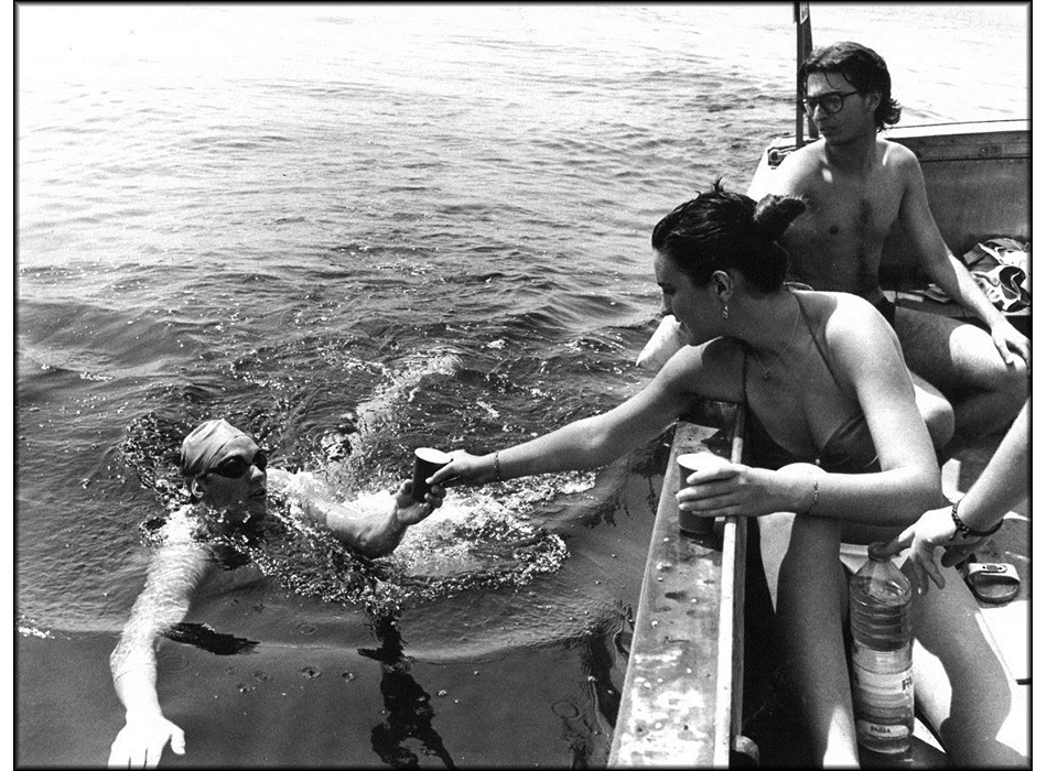 Roberta feeding me during the race with very calm sea; Photo courtesy of Il Mattino, Napoli, Italy