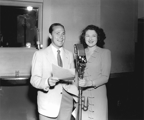 FIGURE 11.4 Johnny Mercer and Jo Stafford singing on the radio during World War II. Courtesy of Photofest.