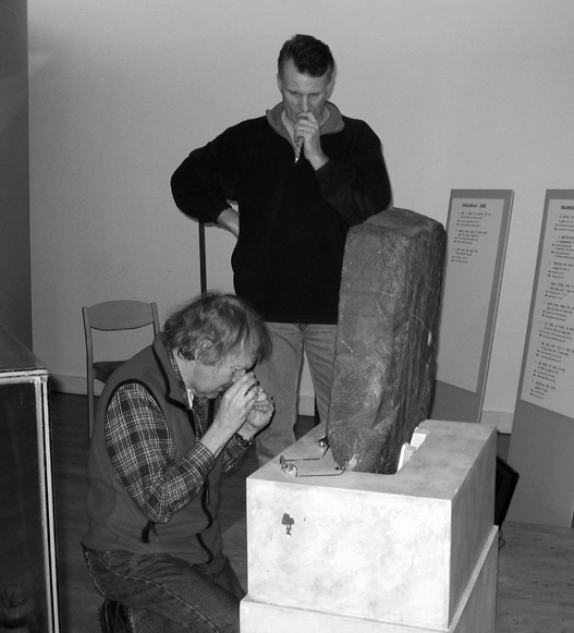 5-34 Runo Examining Stone