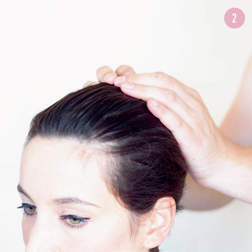 2 Apply the gel using the palm of your hand to perfectly smooth out the top of your head