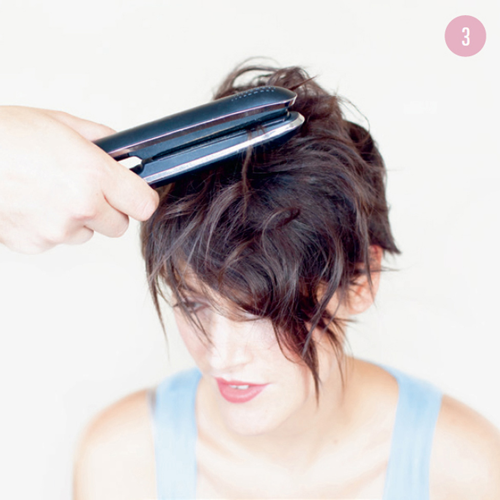 3 Straighten the tips of a few strands with the hair straightener so that they are quite stiff