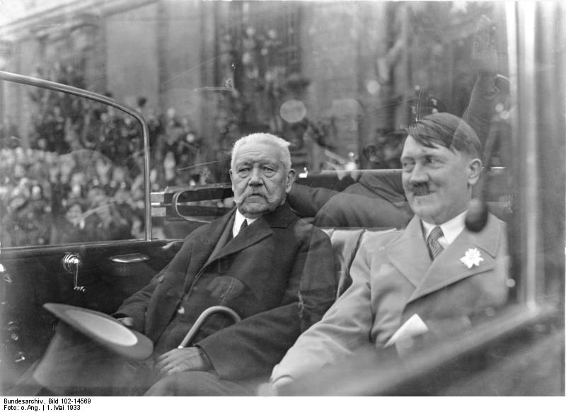 x17 Bundesarchiv_Bild_102-14569,_Berlin,_Mai-Feier,_Hindenburg_und_Hitler