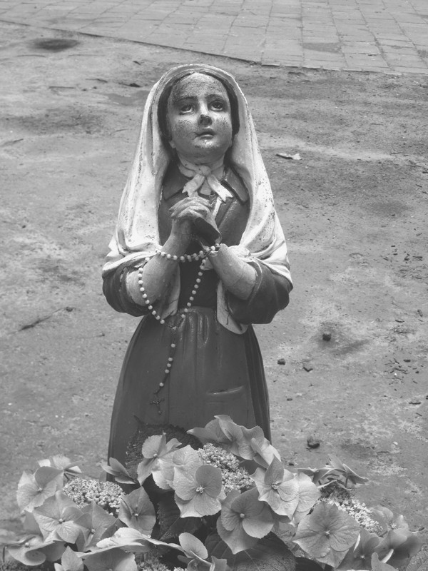 Fotografia. Statuetta di Bernadette Soubirous