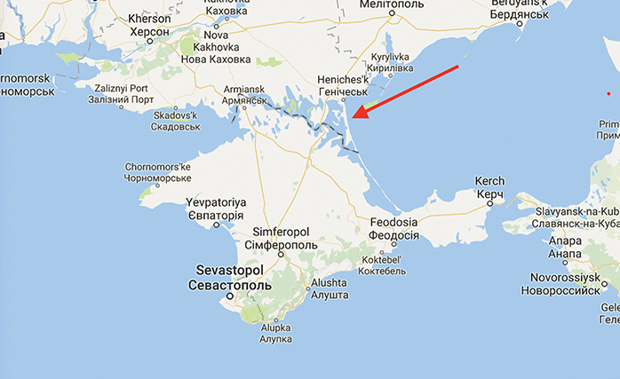 A screenshot of the Google map indicating the Crimea border dispute with a dashed line between the borders of Ukraine and Russia. An arrow points to the dashed border for a prominent view.