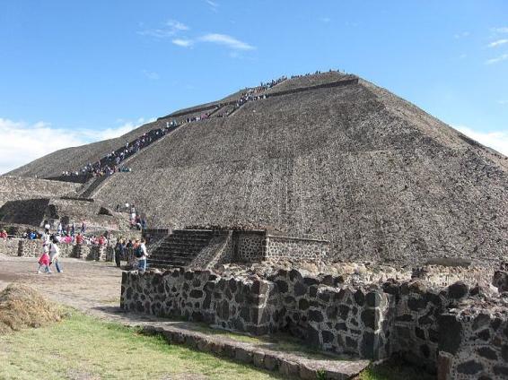 File:Base piramide del sol.JPG