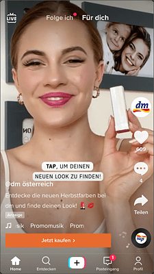 Werbeanzeigen auf TikTok werden beispielsweise im »Für Dich«-Feed ausgespielt und sind als Werbung oft gar nicht auf den ersten Blick erkennbar. Sie können auch auf externe Websites, z. B. den Onlineshop, verlinken.