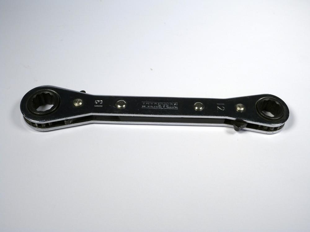 Ratcheting box wrench.