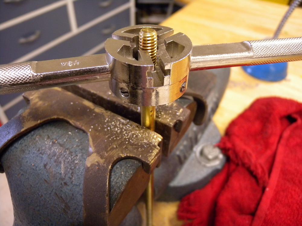 Make sure a properly sized shaft is used for thread cutting. This reduces the chance of the die’s teeth breaking off or forming poor quality threads.