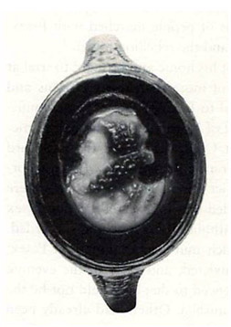 The Essex Ring with its cameo portrait of Queen Elizabeth I. The left profile of the queen is shown on the gold ring.