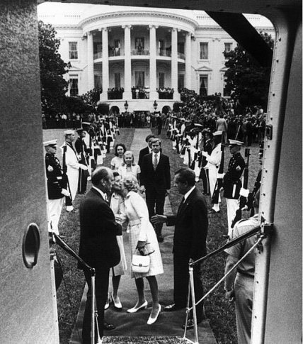 File:Nixon leaving whitehouse.jpg