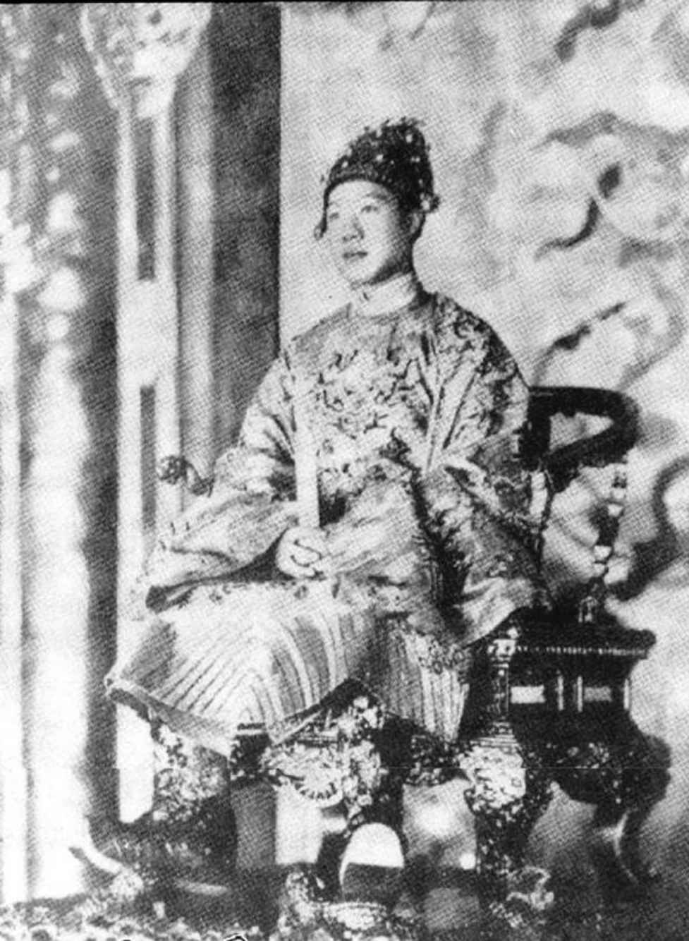 保大皇帝 坐像.jpg