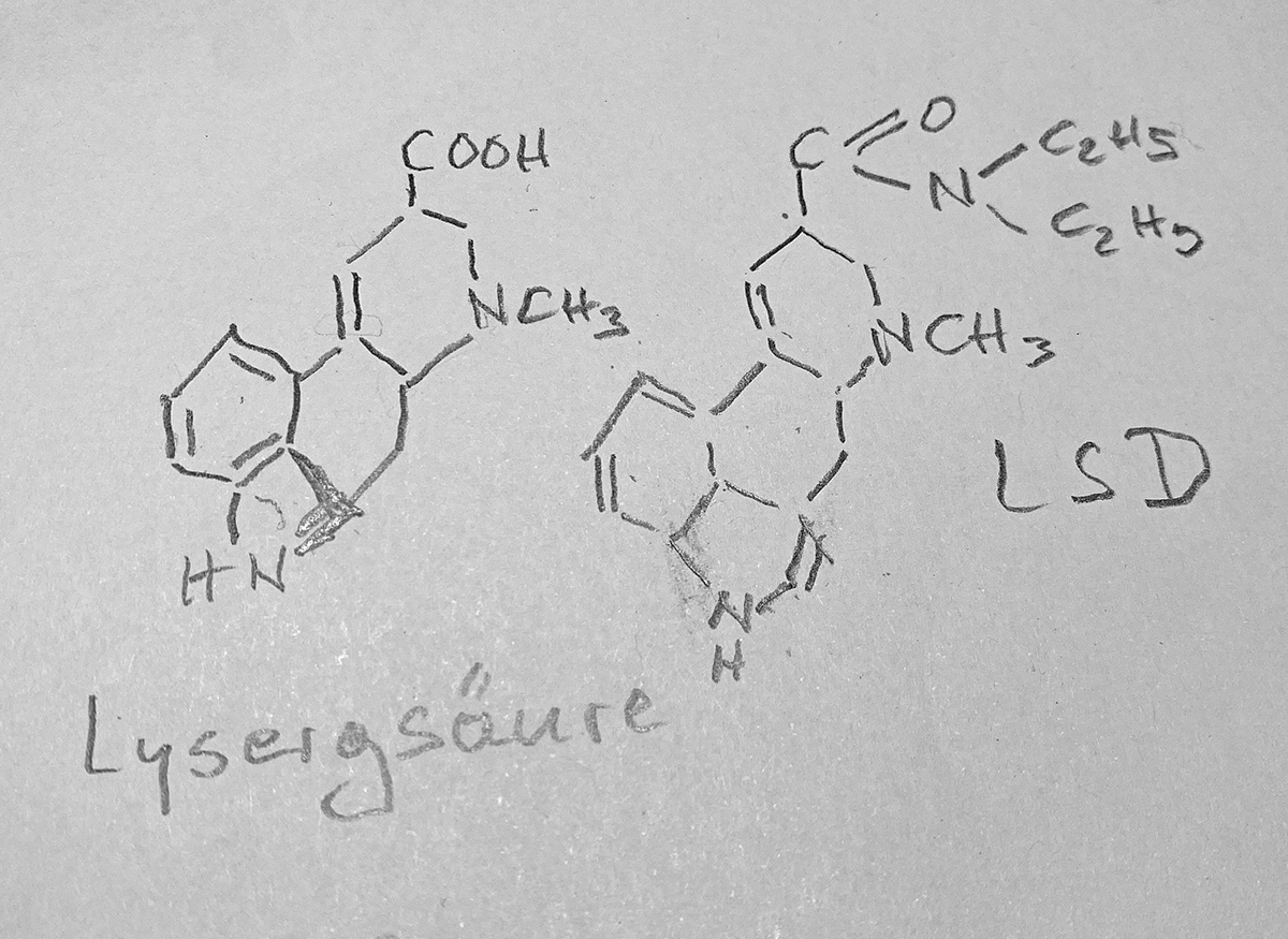 Bleistift-Zeichnung der chemischen Zusammensetzung von Lysergsäure und daneben LSD.