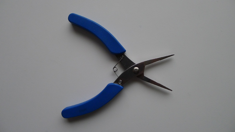 Flat-nosed pliers