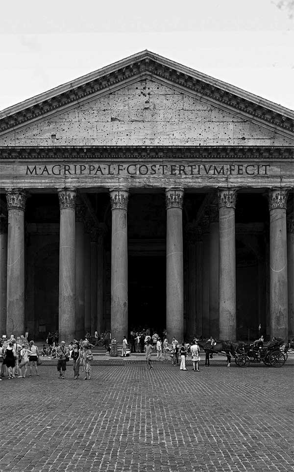 Pantheon, ricostruzione di Adriano (125-138 d.C.), colonnato e frontone con iscrizione che ricorda la costruzione originaria di Agrippa