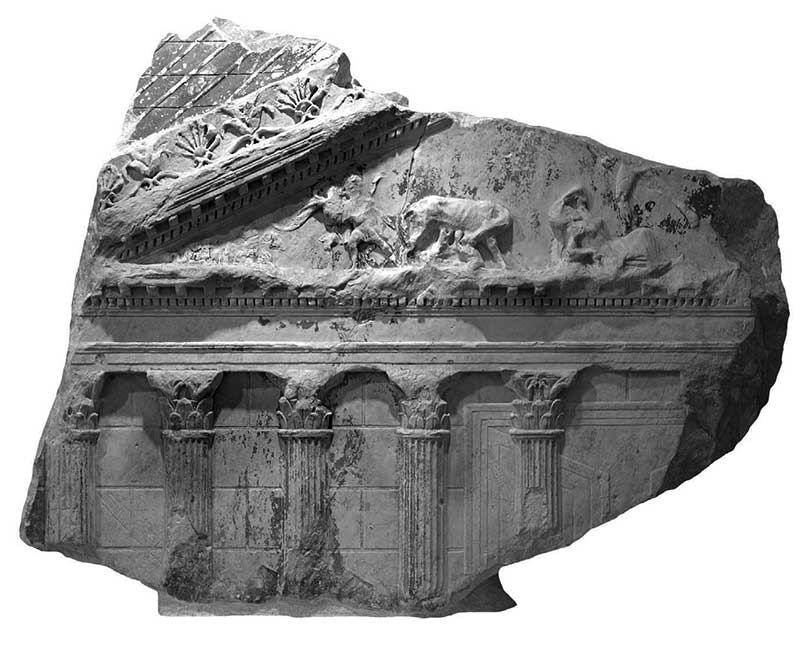 Rilievo con tempio decastilo (altezza 1,16 m), sul frontone pastori con pecore, lupa e gemelli, Marte  e Rea Silvia, 14-68 d.C., Roma, Museo Nazionale Romano