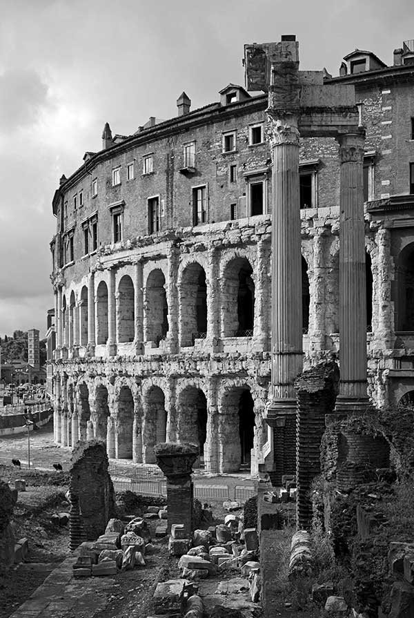 Teatro di Marcello, in primo piano il Tempio di Apollo in Circo