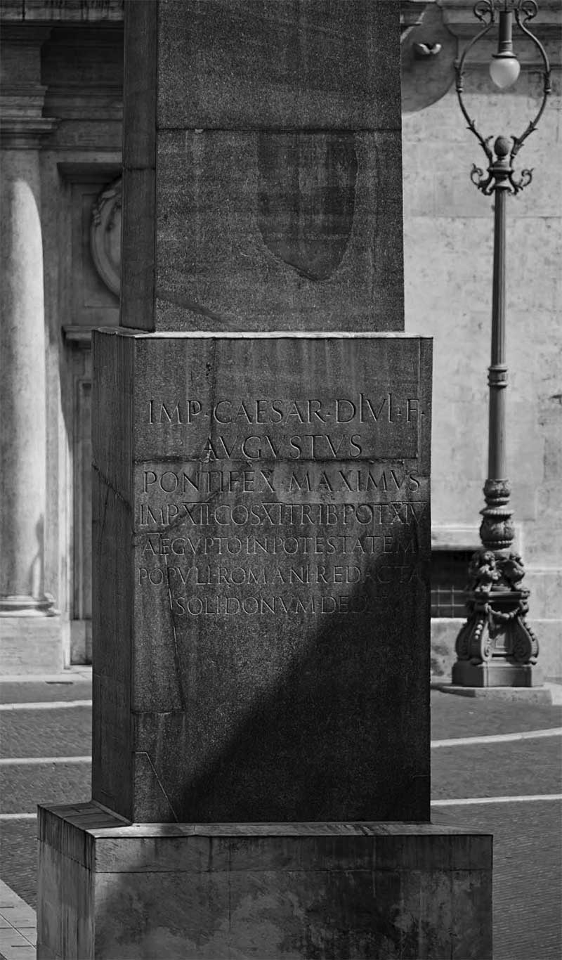 Dettaglio dell’iscrizione sulla base dell’obelisco, Roma, piazza di Montecitorio