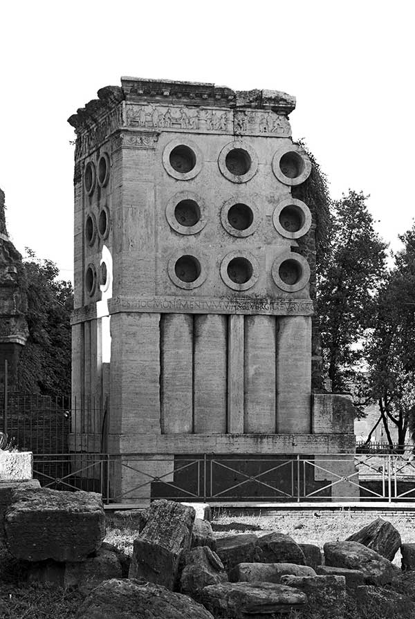 Sepolcro del fornaio Eurisace visto da sud-ovest, Roma, Porta Maggiore