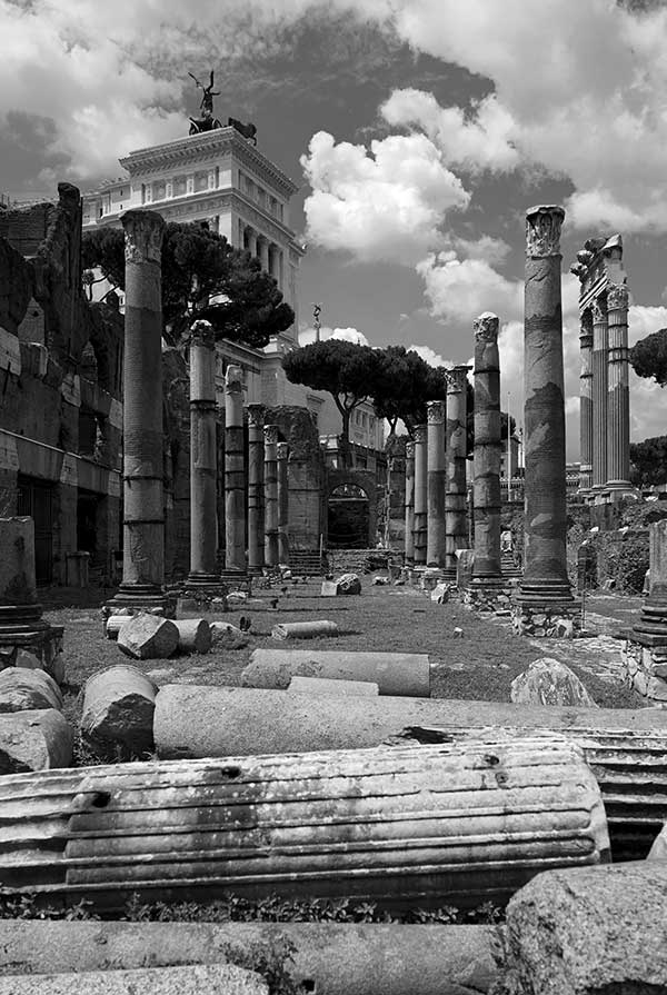 Foro di Cesare, portico, a destra Tempio di Venere Genitrice