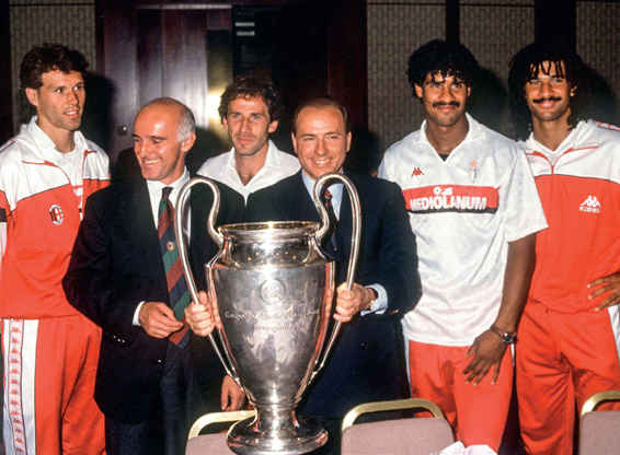 11. Con Marco van Basten, Arrigo Sacchi, Franco Baresi, Frank Rijkaard e Ruud Gullit a Vienna nel 1990.