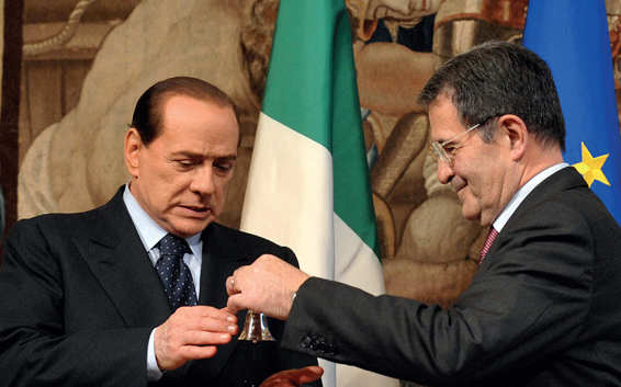 20. Il passaggio di consegne da Romano Prodi a Silvio Berlusconi dopo la vittoria elettorale del 2008.