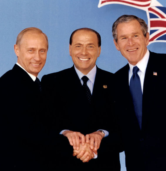 21. Con il presidente russo Vladimir Putin e il presidente americano George W. Bush a Pratica di Mare il 28 maggio 2002.