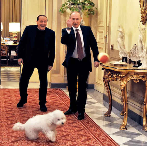 26. Con Putin e il barboncino Dudù nella residenza romana di Palazzo Grazioli.