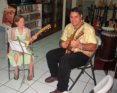 Ch6_2-ukulele-in-Tahiti.jpg