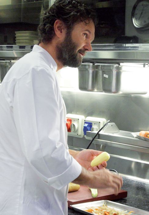 Cracco intento a sbucciare delle patate