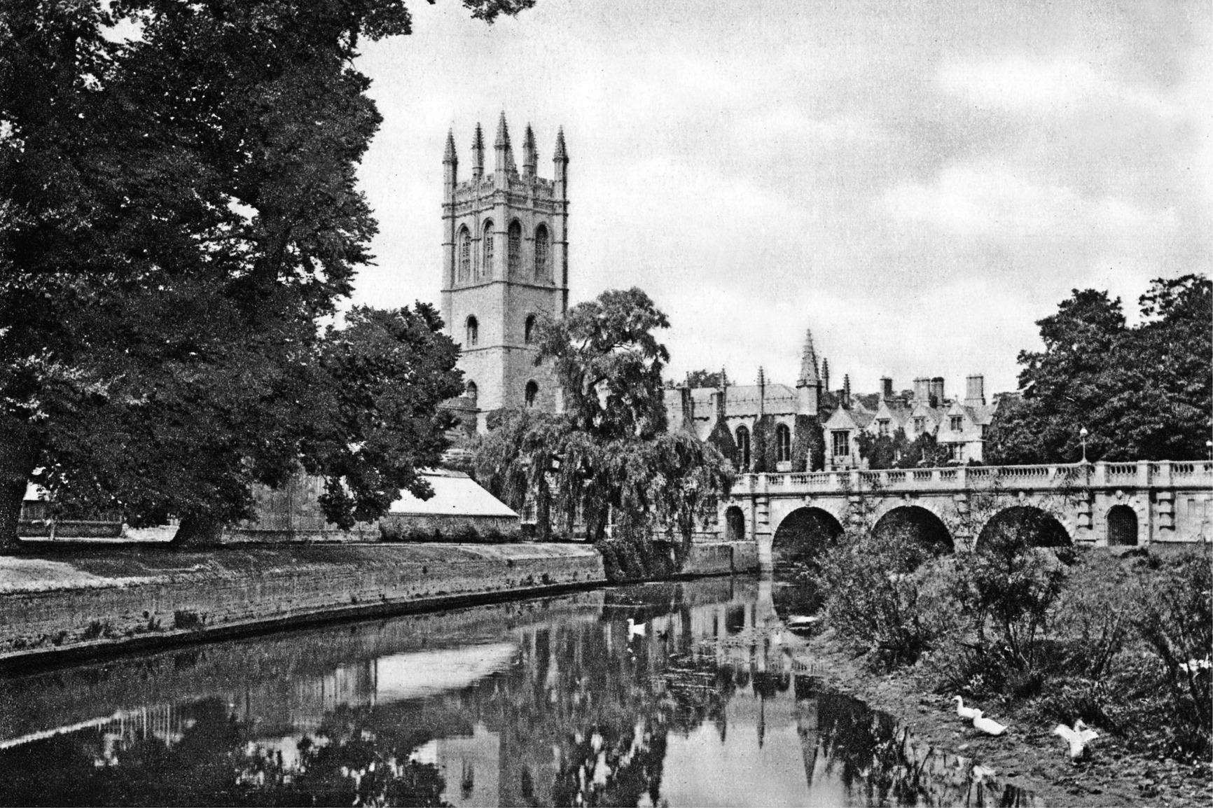 Magdalen College (fonde en 1448) et la riviere Cherwell a Oxford en Angleterre vers 1925   --- Magdalen College and Cherwell river in Oxford in England c. 1925