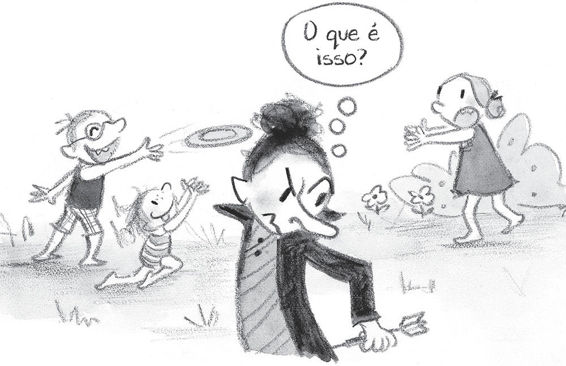 Ilustração: Violeta e Lucas brincam de frisbee enquanto Dora corre atrás. Finória tira o dardo do bumbum e pensa: O que é isso?