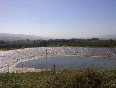 Der Jüdische Nationalfonds (JNF) bzw. Keren Kayemeth LeIsrael (KKL) ist Israels größte Umweltorganisation. Am Israel National Trail begegnet man auf Schritt und Tritt den engagierten Hilfsprojekten des JNF-KKL wie z. B. Wäldern (Mitte), Parks (oben) und Wasserreservoirs (unten) – hier im Hula Valley.