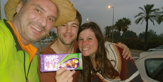 Yotam und Maayan halten für mich an und schenken mir am Ende meines Tages eine Tafel Schokolade.