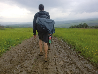 Auf dem Israel Trail läuft man im Gegensatz zum Jakobsweg praktisch nie auf Teer. Selbst nasse Wege sind für die Füße eine Wohltat.