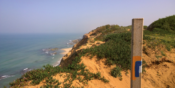 Der Israel Trail ist an der Mittelmeerküste oft ein sandiger Pfad mit sensationeller Aussicht.