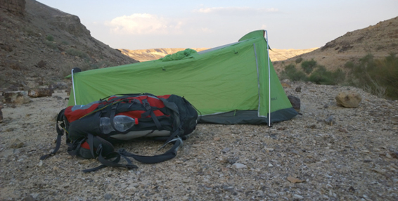 Allein in der Wüste schlafen gehört zu den schönsten und intensivsten Momenten am Trail. Hier steht mein Zelt am Be’er Efe Night Camp.