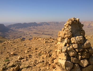 Ein Steinmann am Rande des Erosionskraters Makhtesh Katan (The Small Crater). Der Israel Trail führt hier gute 12 Kilometer mitten durch den Krater. Wer hier kein Wasser hat, stirbt.