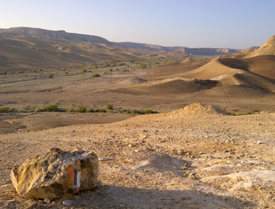 Die Markierung des Israel Trails führt in die herrliche Weite der Negev. Dabei darf man die Markierungen niemals (!) aus den Augen verlieren.