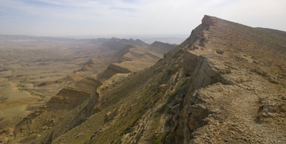 Die härteste Etappe des gesamten Israel Trails führt über die vielen Grate des Mount Karbolet. Belohnt wird man mit Einsamkeit und einer irrsinnigen Aussicht.