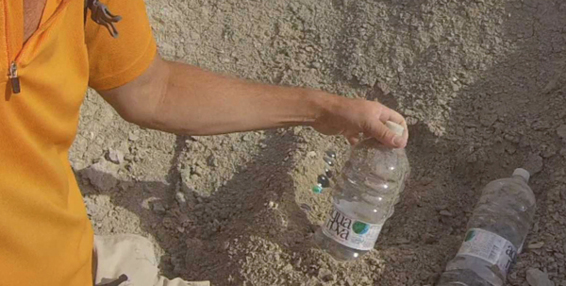 Water-Caching: Wie bei der Schatzsuche findet man in der Wüste Wasser, wenn man es vorher organisiert hat.