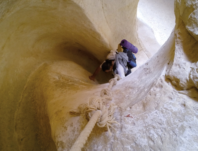 Seile und Metallleitern sichern hier die exponierten Passagen im Barak Canyon. Die Tour durch den Barak Canyon und den Verdit Canyon zählt zu den absoluten Highlights am Israel Trail.